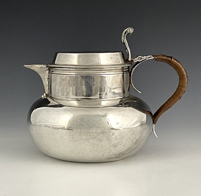 Lot 251 - A George V silver hot water pot, Goldsmiths &...