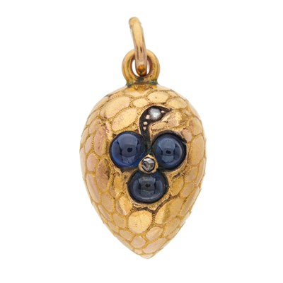 Lot 1 - A late 19th century gold egg charm pendant,...