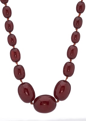 Lot 185 - A bakelite bead single-strand necklace