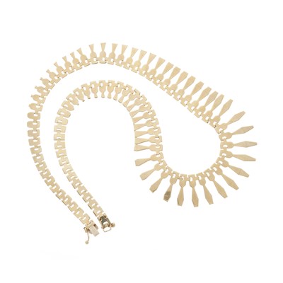 Lot 149 - A 9ct gold fringe necklace