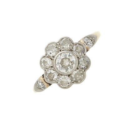 Lot 17 - An early 20th century 18ct gold and platinum diamond floral cluster ring