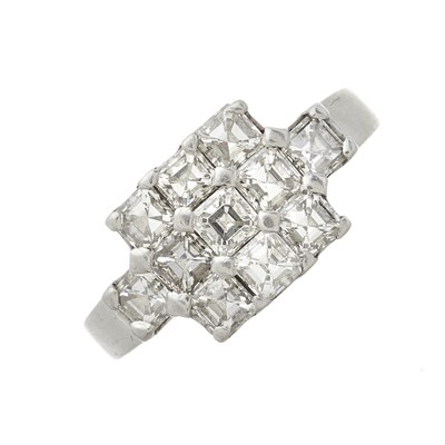 Lot 194 - A platinum diamond cluster ring