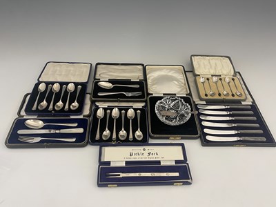 Lot 380 - A group of eight cased flatware items, to...