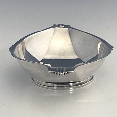 Lot 128 - An Art Deco silver dish, William Neale,...