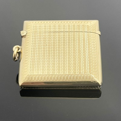 Lot 394 - A George V 9ct gold vesta case, of rectangular...