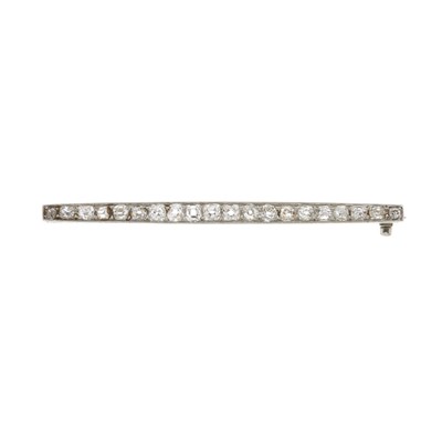 Lot 109 - An early 20th century diamond bar brooch