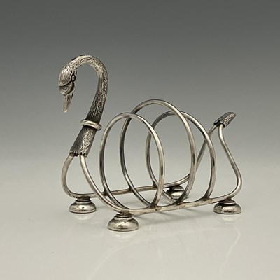 Lot 420 - An Elizabeth II silver novelty swan toast rack,...