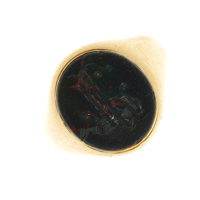 Lot 6 - A late Victorian 18ct gold bloodstone intaglio seal signet ring