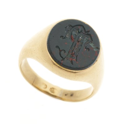 Lot 6 - A late Victorian 18ct gold bloodstone intaglio seal signet ring