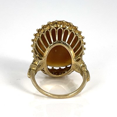 Lot 21 - A 9ct gold ring set with an oval cameo...
