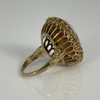 Lot 21 - A 9ct gold ring set with an oval cameo...