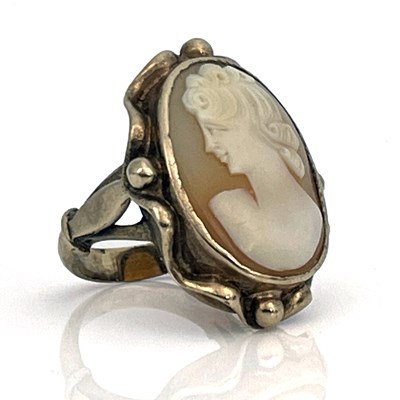 Lot 23 - A gold cameo ring, depicting a bust portrait...