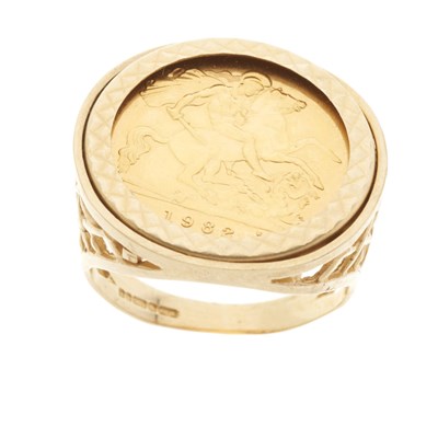 Lot 34 - A gold half sovereign coin ring