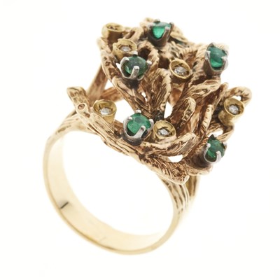 Lot 172 - A gold emerald and diamond abstract dress ring