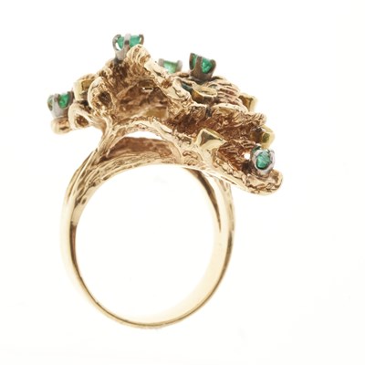 Lot 172 - A gold emerald and diamond abstract dress ring