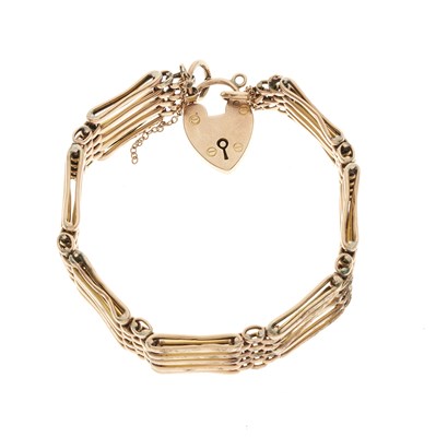 Lot 92 - An early 20th century 9ct gold gate bracelet, with heart-shape padlock clasp