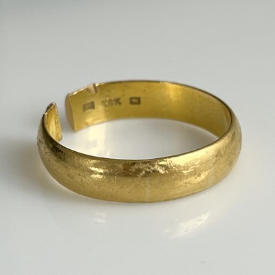 Lot 11 - A 22k gold wedding band ring, (a/f), 7.9g