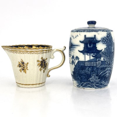 Lot 812 - A Caughley blue and white tea caddy, S mark,...