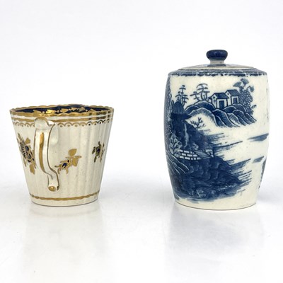 Lot 812 - A Caughley blue and white tea caddy, S mark,...