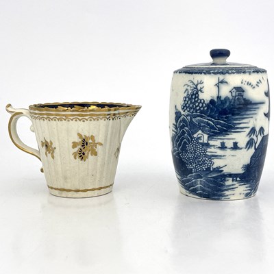 Lot 812 - A Caughley blue and white tea caddy, S mark,...