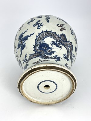 Lot 348 - A Chinese vase, Kangxi period, 1662-1722, of...