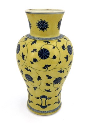 Lot 559 - A Chinese vase, Kangxi period, 1662-1722, of...