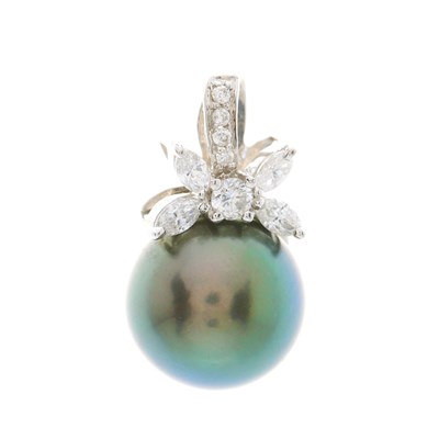 Lot 34 - An 18ct gold Tahitian cultured pearl and...