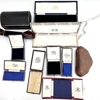 Lot 209 - A collection of vintage and antique jewellery...