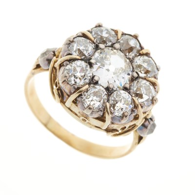 Lot 46 - A 19th century gold and silver diamond cluster ring