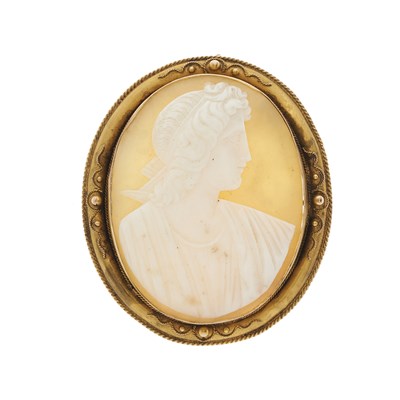 Lot 24 - A mid to late Victorian gold shell cameo brooch