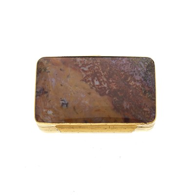 Lot 25 - A Georgian 18ct gold mounted agate snuff box