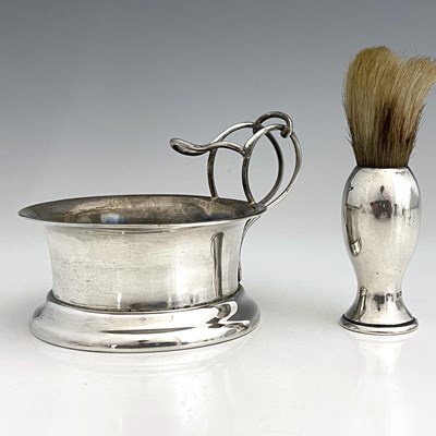 Lot 352 - An Edwardian silver shaving mug/dish, of squat...