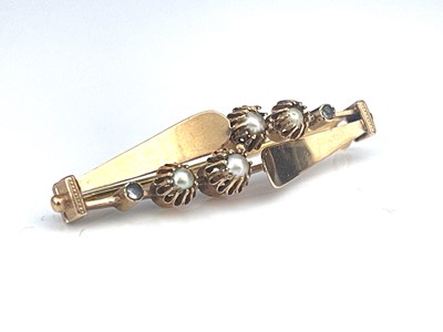 Lot 55 - A gold and pearl modernist brooch