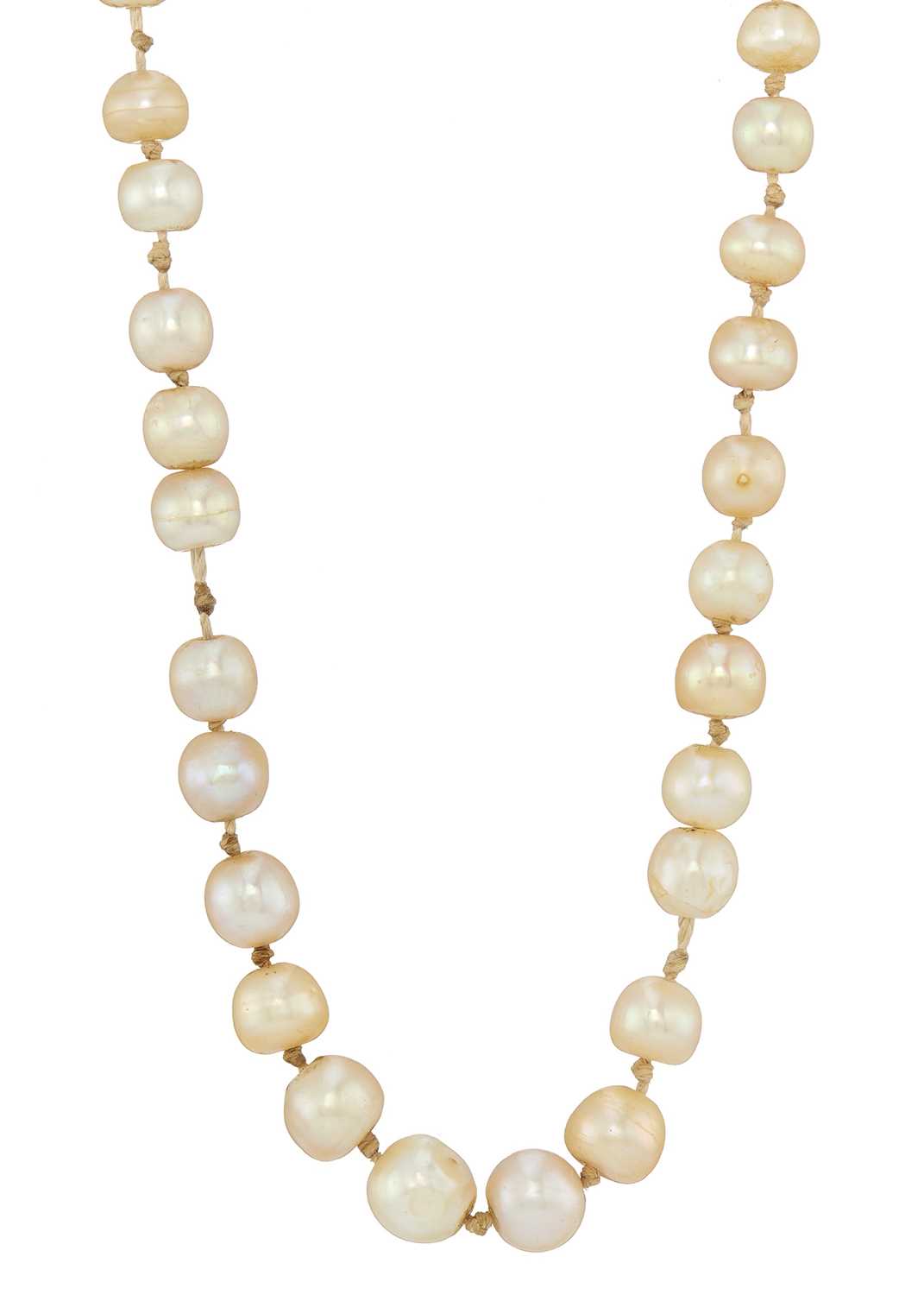 Lot 4 - An early 20th century pearl necklace, with platinum diamond clasp