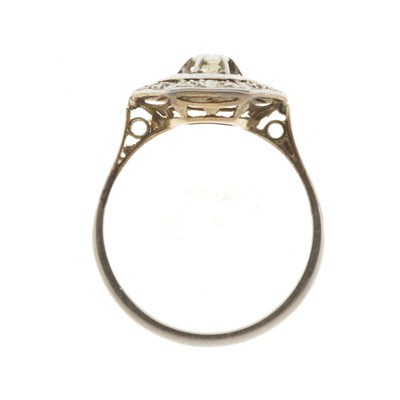 Lot 203 - An Art Deco diamond dress ring