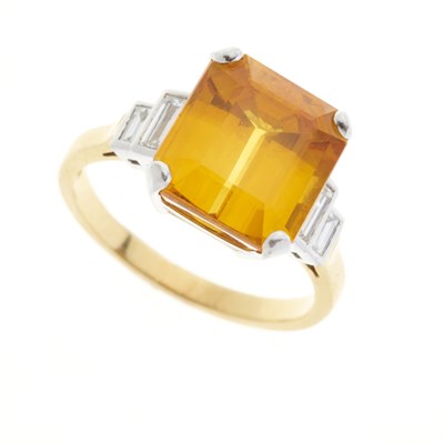 Lot 58 - An 18ct gold orange sapphire and diamond ring