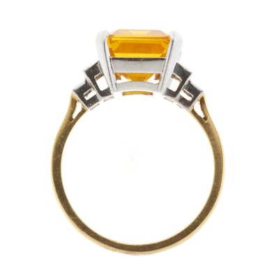 Lot 58 - An 18ct gold orange sapphire and diamond ring