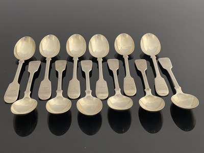 Lot 52 - A set of twelve Edwardian silver teaspoons,...
