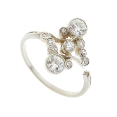 Lot 110 - An Art Deco diamond dress ring