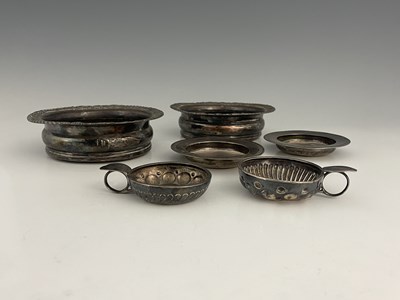 Lot 386 - A small group of wares to include a pair of...