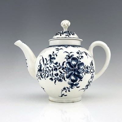 Lot 999 - A Lowestoft blue and white porcelain teapot...