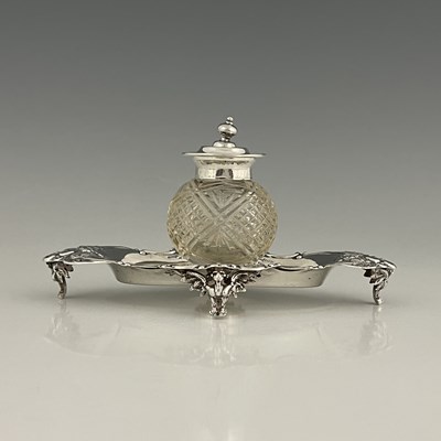 Lot 472 - An Edwardian silver inkstand, the base of...