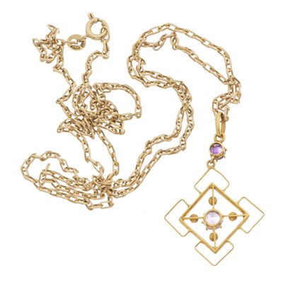 Lot 4 - An early 20th century 9ct gold amethyst and pearl pendant, with chain