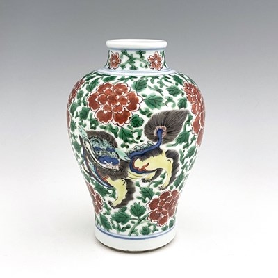 Lot 601 - A Chinese famille verte vase, 18cm high