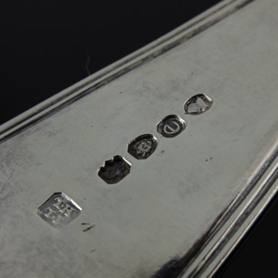 Lot 249 - A George IV Old English thread pattern silver...