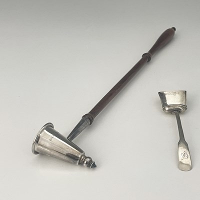 Lot 435 - A George IV silver fiddle pattern sugar shovel,...