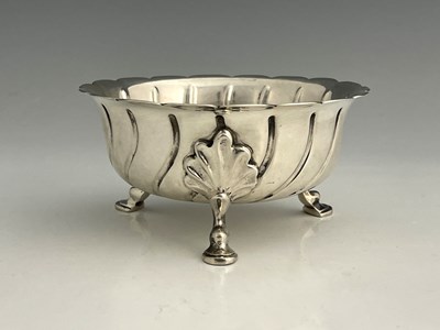 Lot 139 - A George V silver bowl, modelled in the Irish...