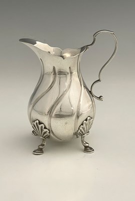 Lot 140 - An Edwardian silver cream jug, modelled in the...