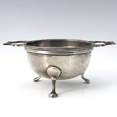 Lot 190 - A George V silver tea strainer on stand, of...