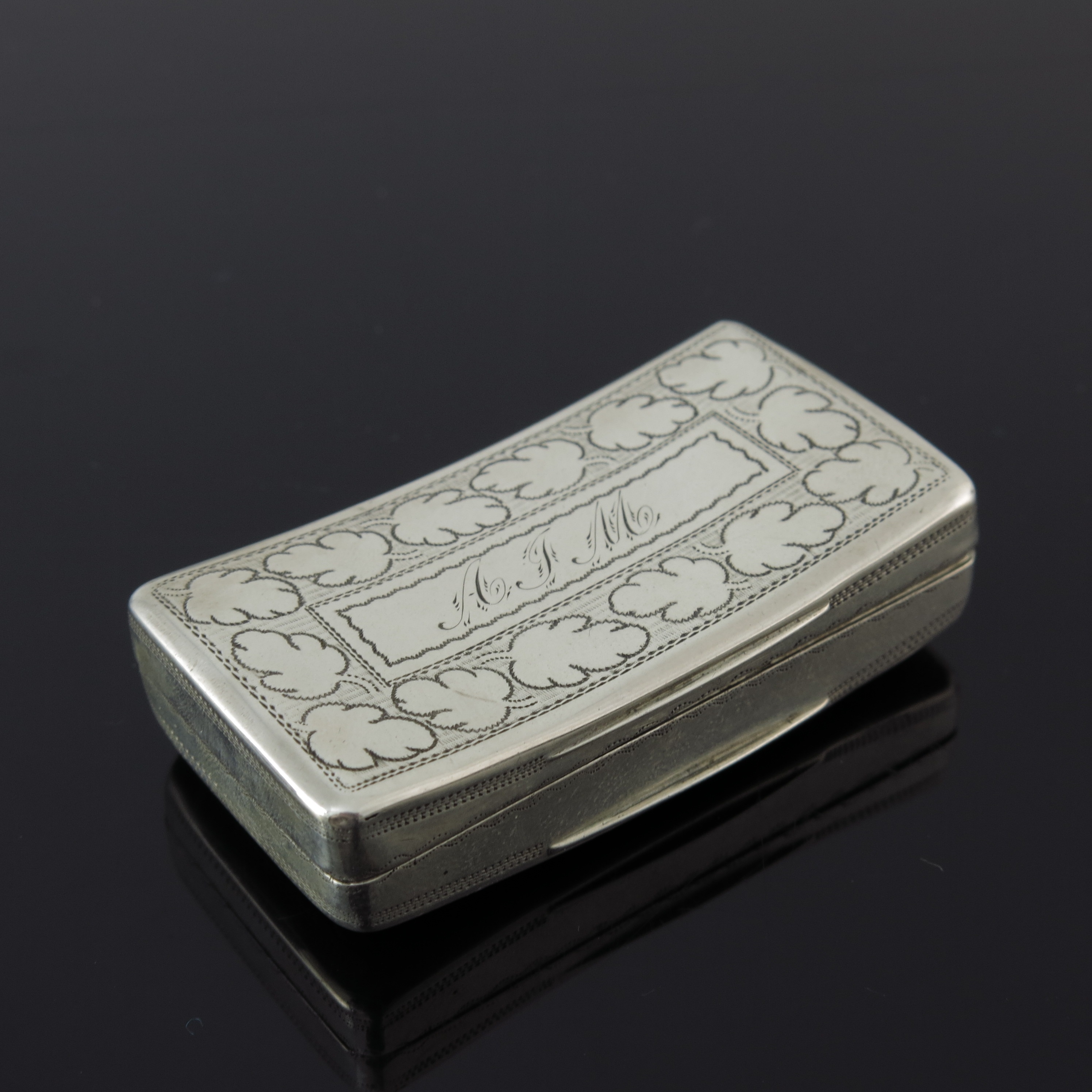 Lot 299 - A George III silver snuff box, of